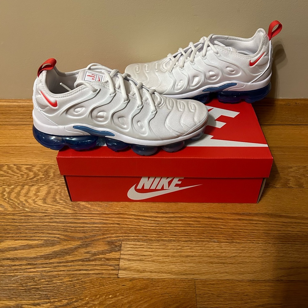 Nike Air Vapor Max Plus Sneaker White/Red/Blue $210